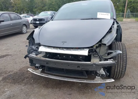 2023 Tesla Model Y Awd/Long Range Dual Motor All-Wheel Drive z USA, uszkodzony, nr VIN 7SAYGDEE3PF696104